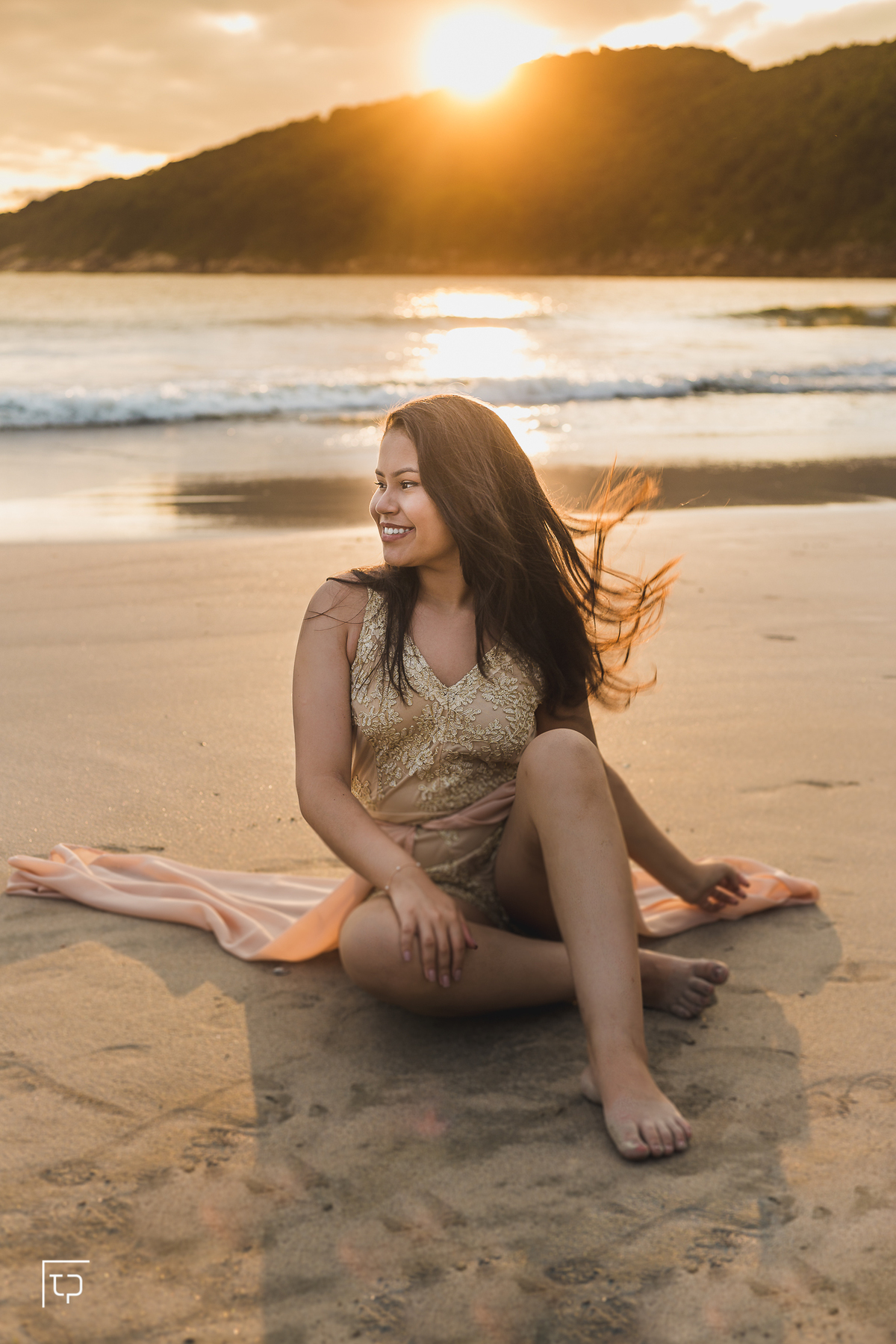 ensaio fotografico book debutante 15 anos na praia do guaiuba | inspiracao ideias criatividade poses modelo por do sol | fotografo em Guaruja Ton Prans Fotografia