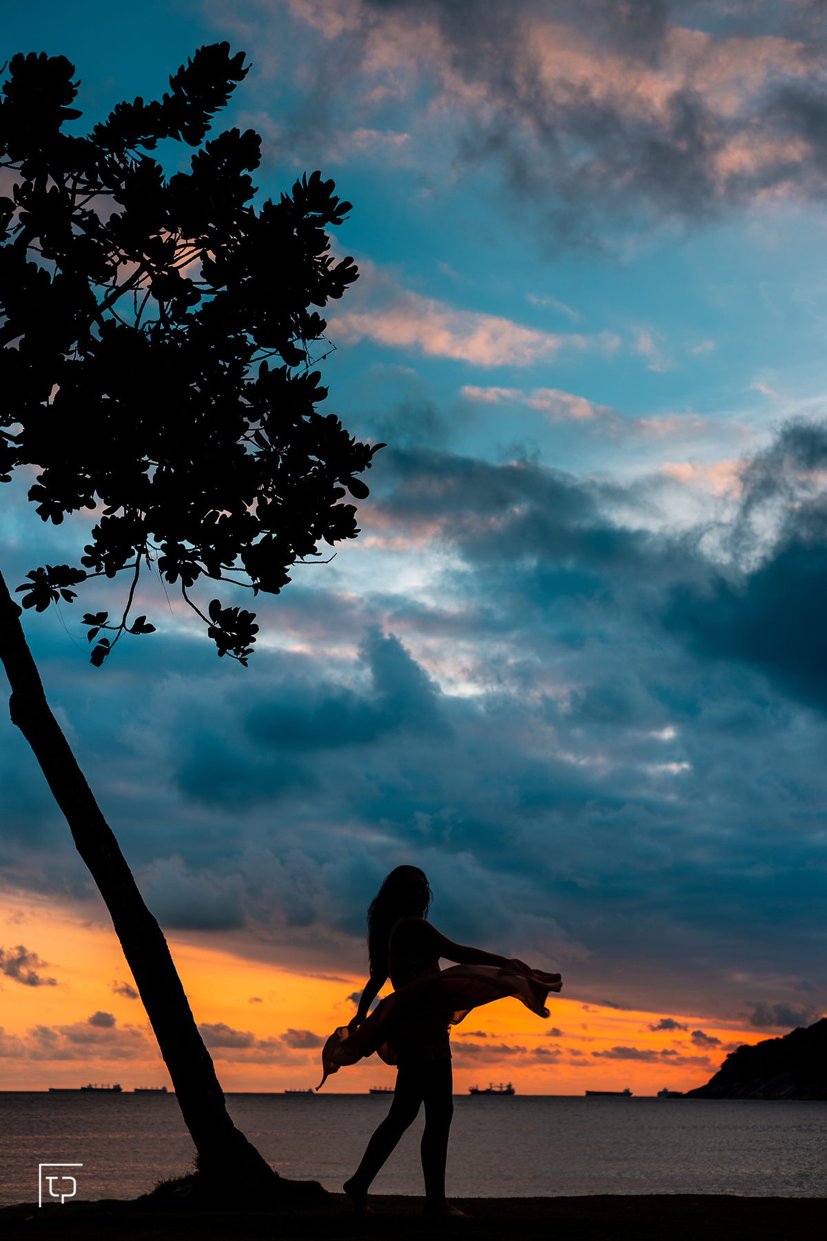 ensaio fotografico book debutante 15 anos na praia do guaiuba | inspiracao ideias criatividade poses modelo por do sol | fotografo em Guaruja Ton Prans Fotografia