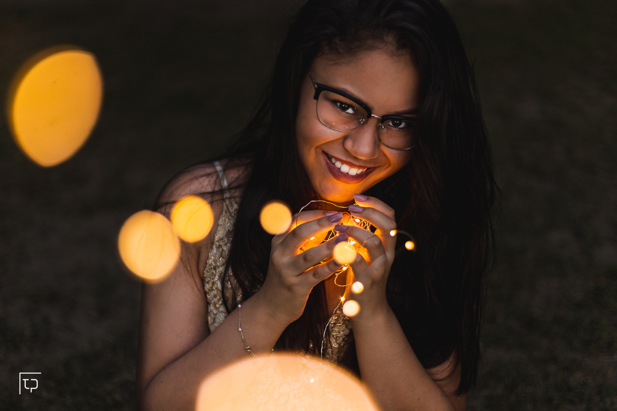 ensaio fotografico book debutante 15 anos na praia do guaiuba | inspiracao ideias criatividade poses modelo luzinhas led luz | fotografo em Guaruja Ton Prans Fotografia
