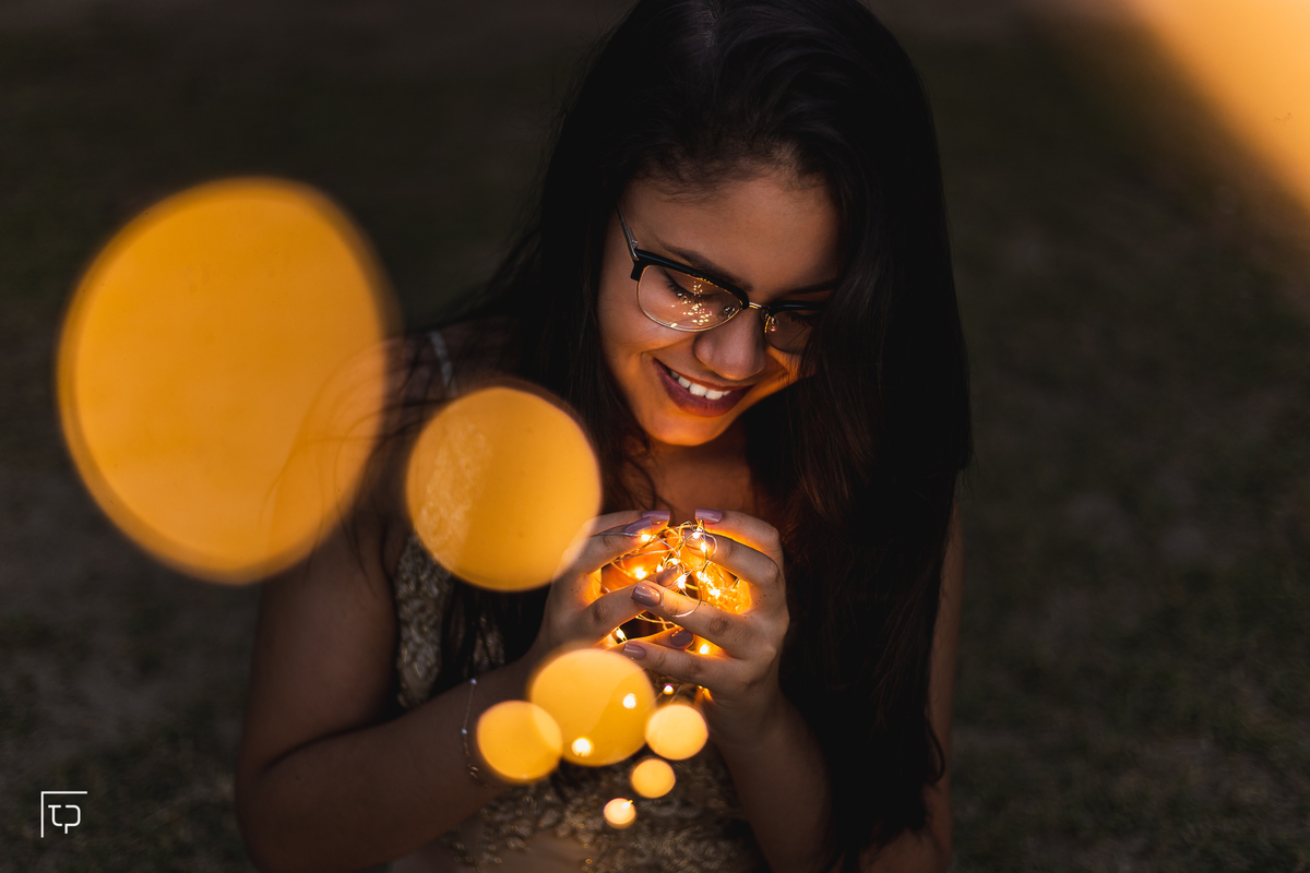 ensaio fotografico book debutante 15 anos na praia do guaiuba | inspiracao ideias criatividade poses modelo luzinhas led luz | fotografo em Guaruja Ton Prans Fotografia