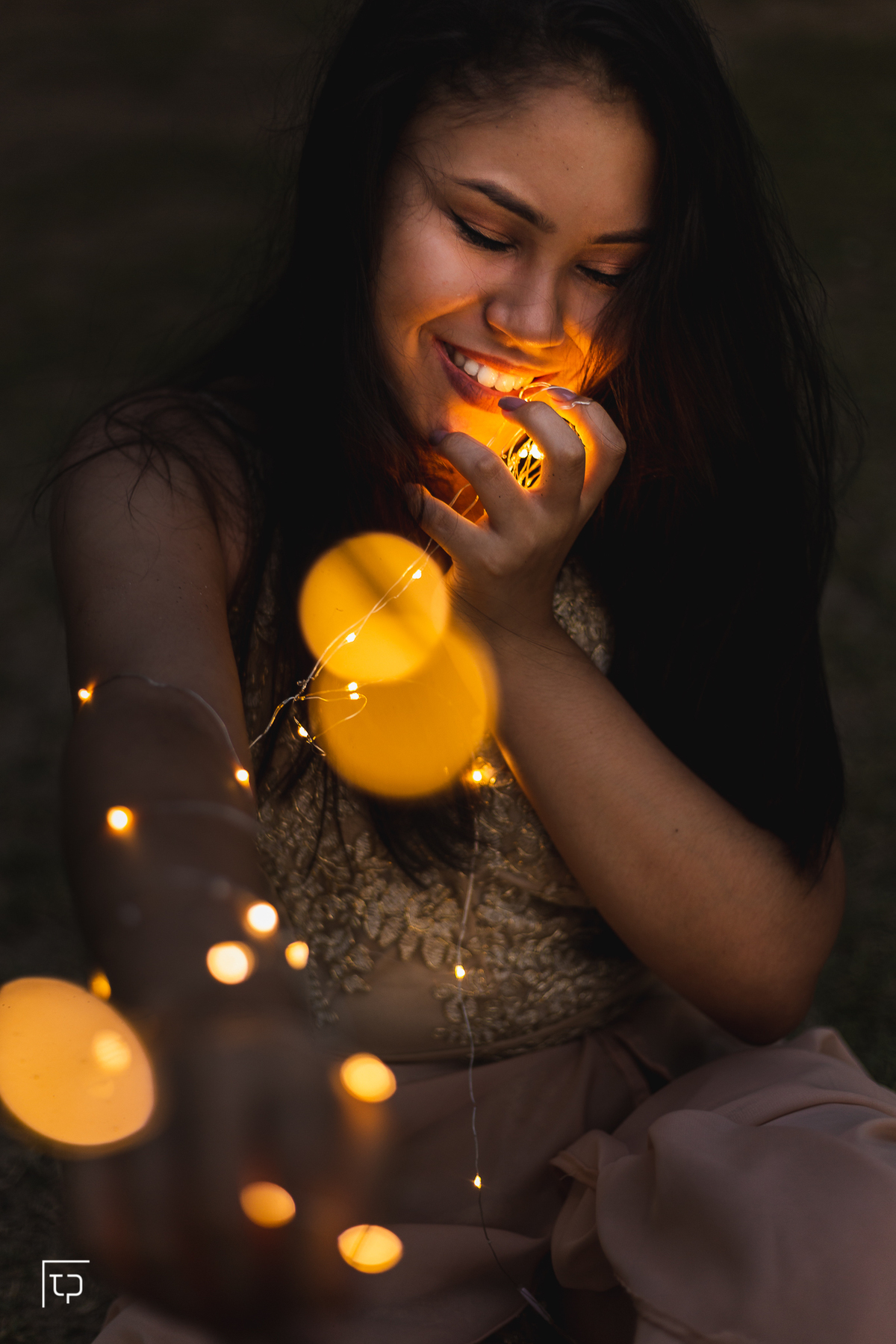 ensaio fotografico book debutante 15 anos na praia do guaiuba | inspiracao ideias criatividade poses modelo luzinhas led luz | fotografo em Guaruja Ton Prans Fotografia