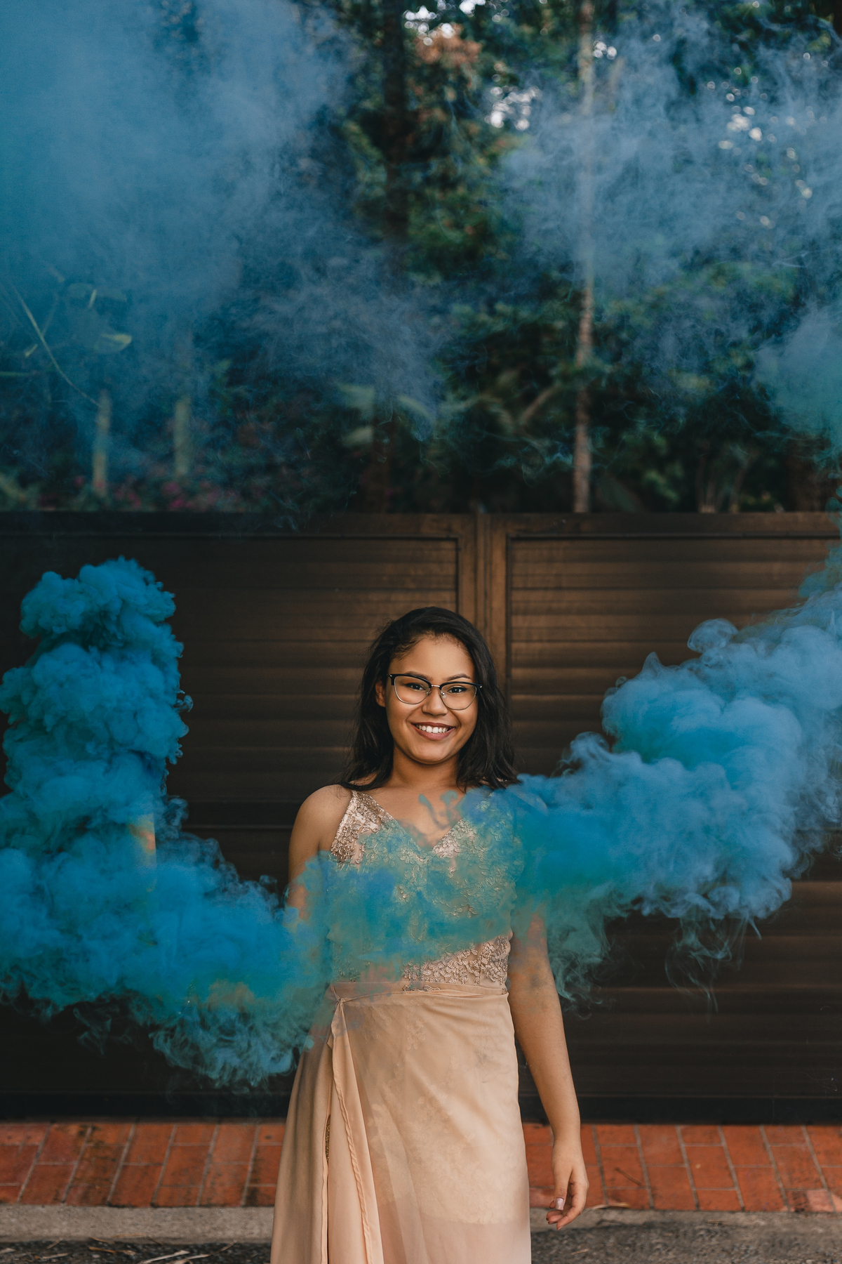 ensaio fotografico book debutante 15 anos na praia do guaiuba | inspiracao ideias criatividade poses modelo fumaca | fotografo em Guaruja Ton Prans Fotografia