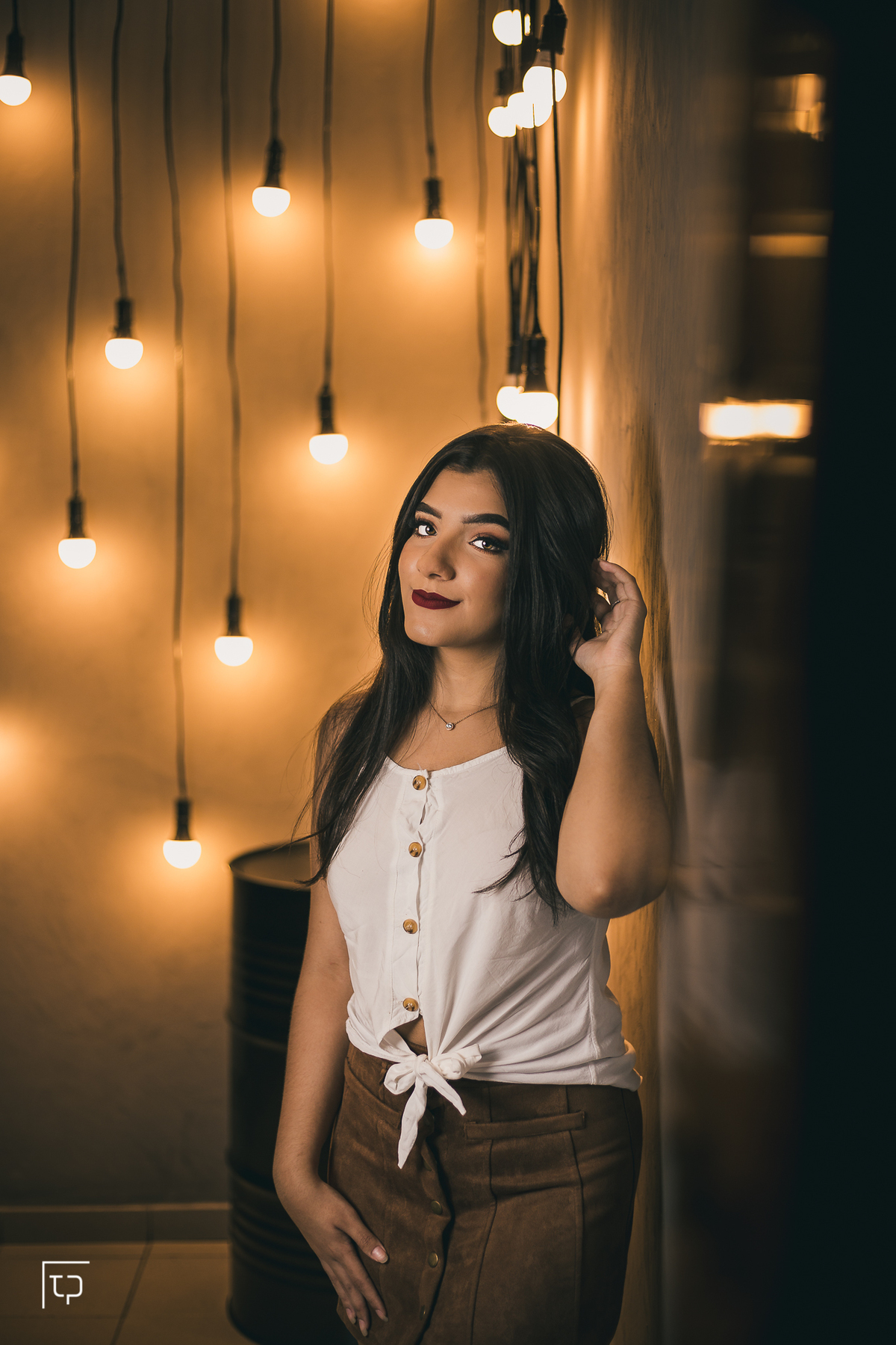 ensaio fotografico book debutante 15 anos  com fio de led luzinhas lampadas indoor interno | inspiracao ideias criatividade poses modelo | fotografo em Guaruja Ton Prans Fotografia