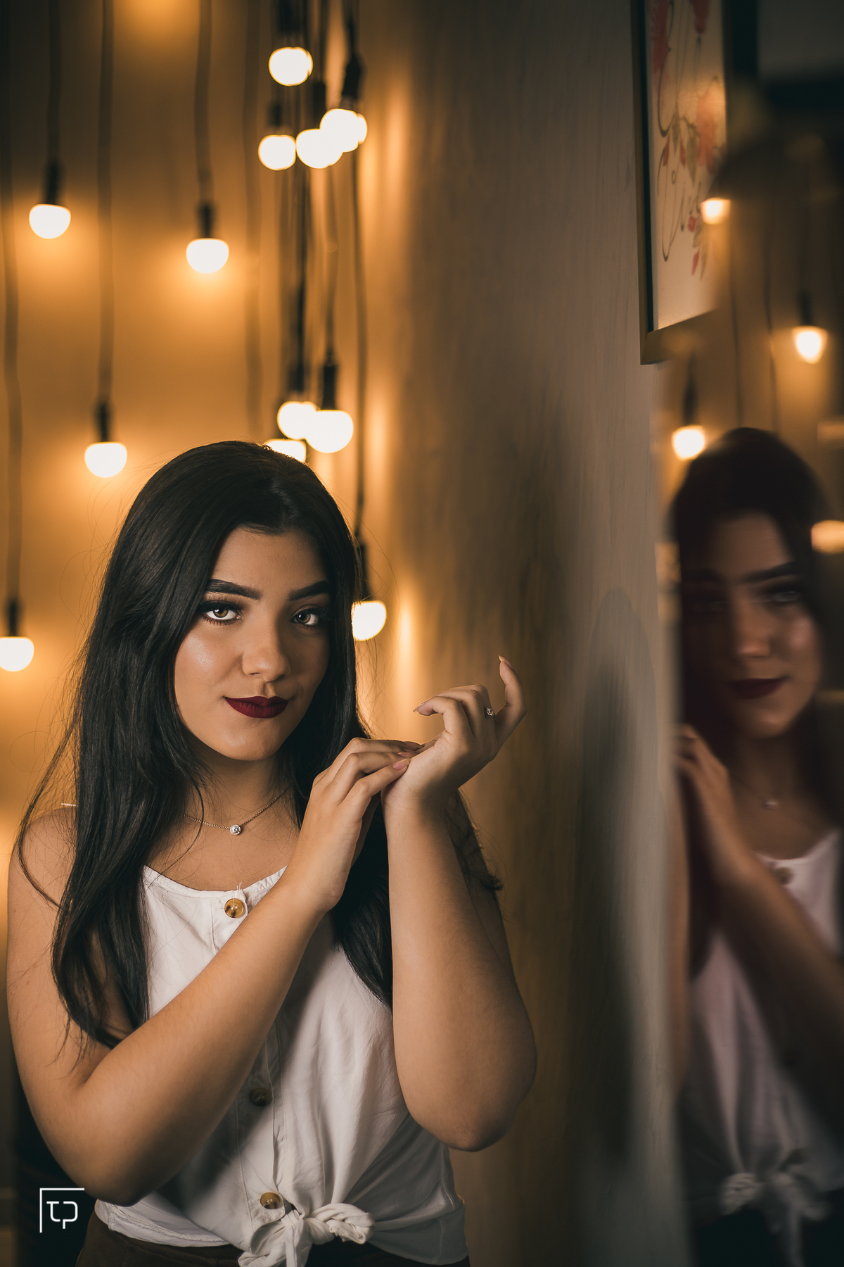 ensaio fotografico book debutante 15 anos  com fio de led luzinhas lampadas indoor interno | inspiracao ideias criatividade poses modelo | fotografo em Guaruja Ton Prans Fotografia