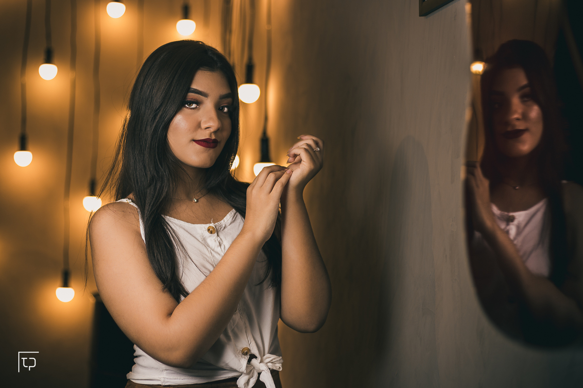 ensaio fotografico book debutante 15 anos  com fio de led luzinhas lampadas indoor interno | inspiracao ideias criatividade poses modelo | fotografo em Guaruja Ton Prans Fotografia
