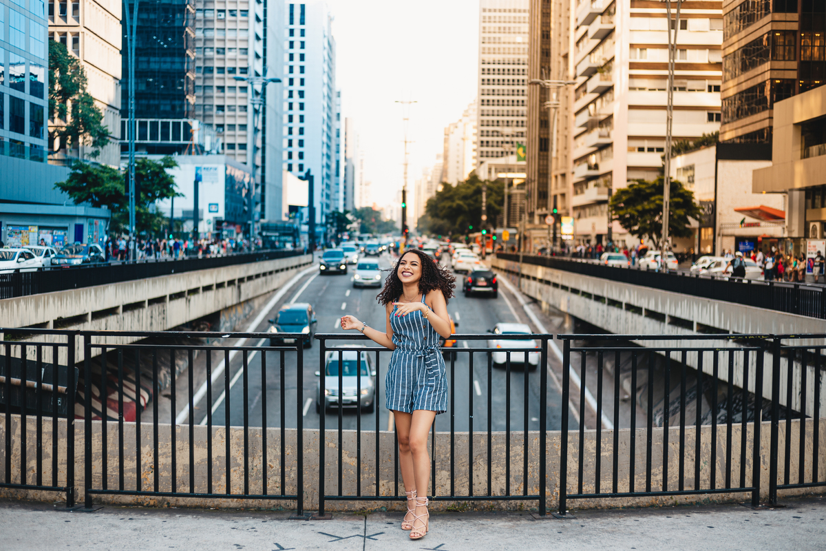ensaio fotografico book debutante 15 anos na avenida paulista | inspiracao ideias criatividade poses modelo | fotografo em Guaruja Ton Prans Fotografia