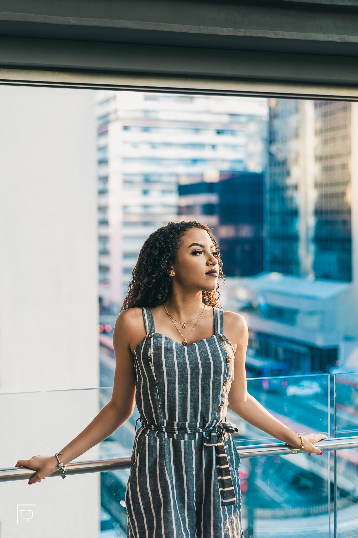 ensaio fotografico book debutante 15 anos na avenida paulista | inspiracao ideias criatividade poses modelo | fotografo em Guaruja Ton Prans Fotografia