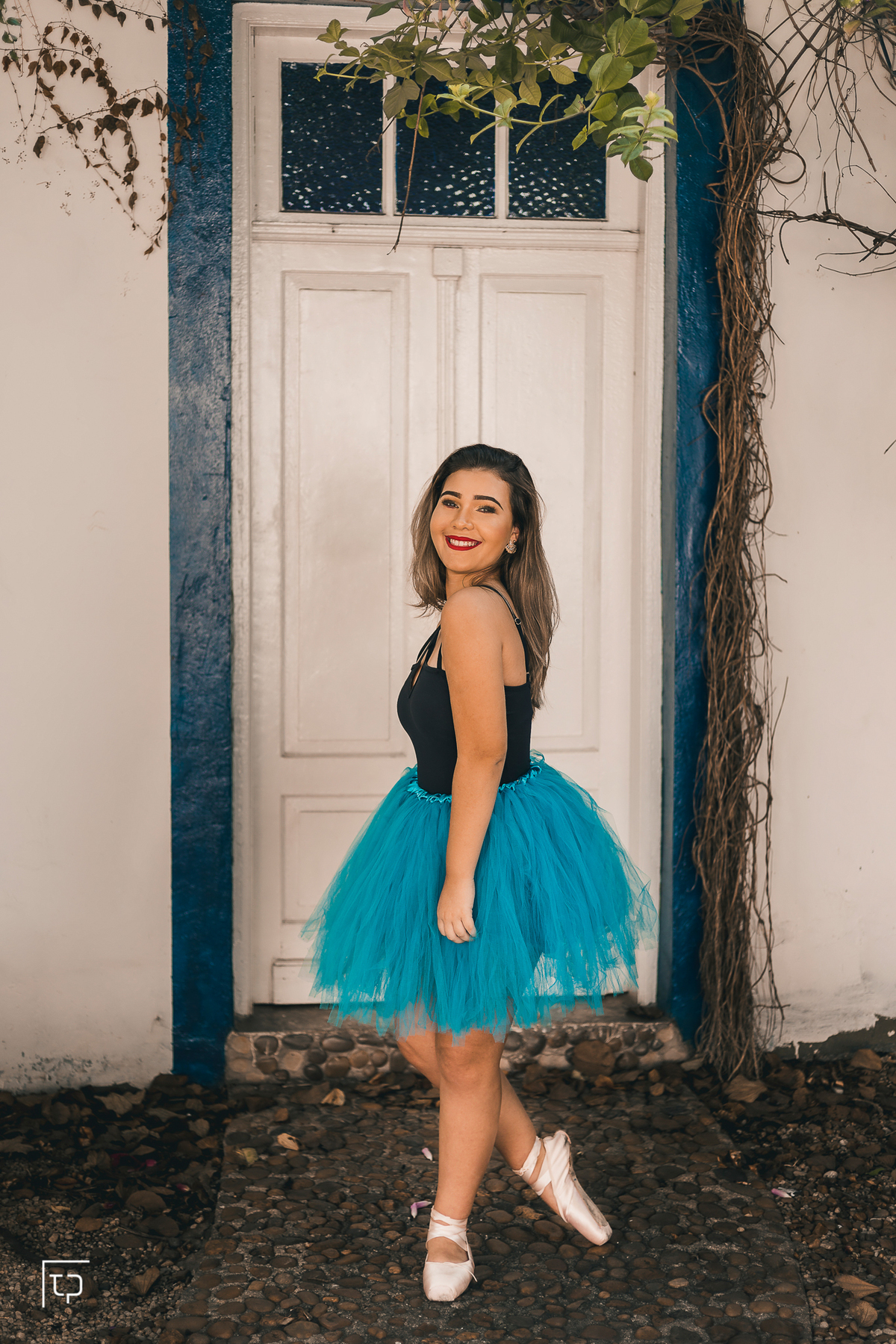 ensaio fotografico book debutante 15 anos no beco do batman | balé ballet tutu inspiracao ideias criatividade poses modelo | fotografo em Guaruja Ton Prans Fotografia