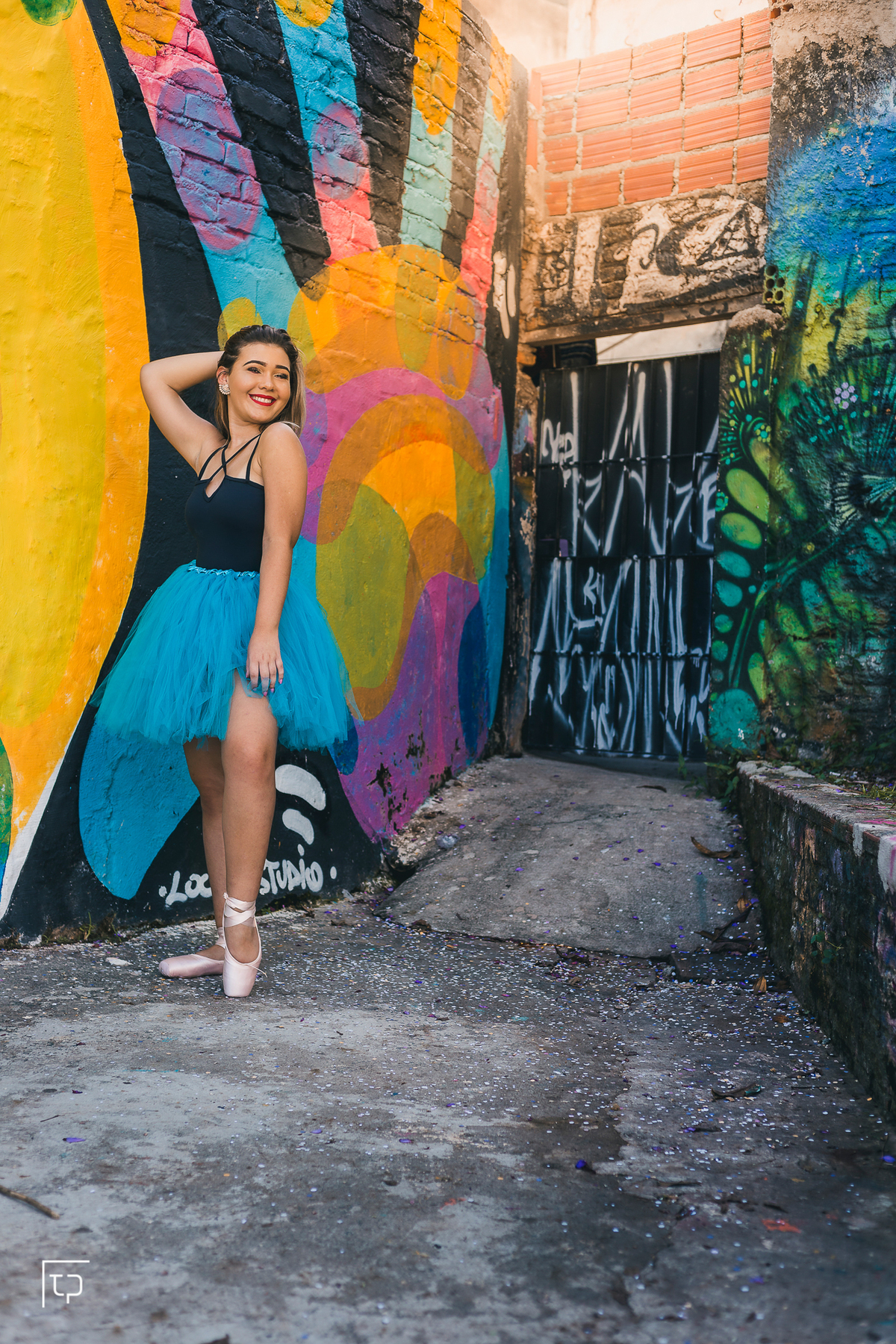 ensaio fotografico book debutante 15 anos no beco do batman | balé ballet tutu inspiracao ideias criatividade poses modelo | fotografo em Guaruja Ton Prans Fotografia