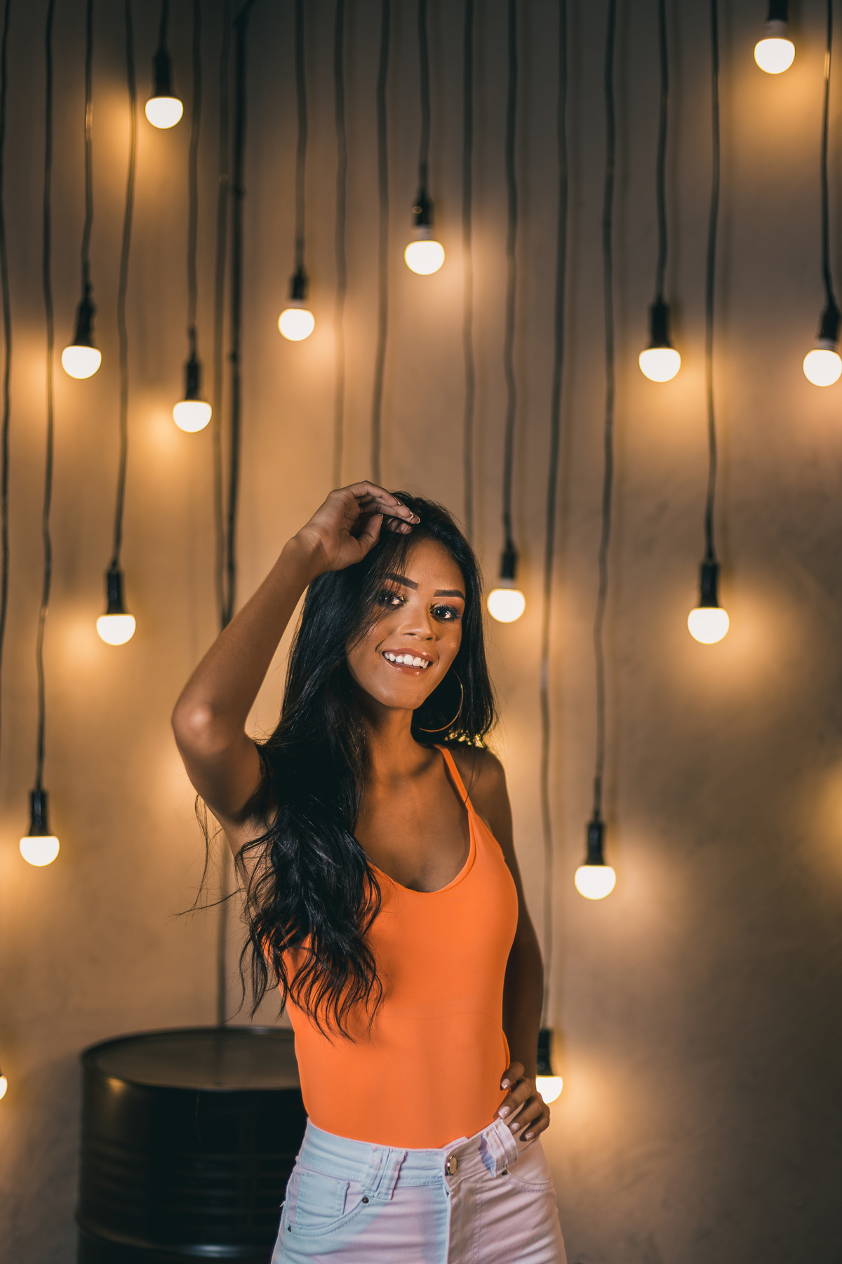 ensaio fotografico book debutante 15 anos no escritorio indoor interno | inspiracao ideias criatividade poses modelo | fotografo em Guaruja Ton Prans Fotografia