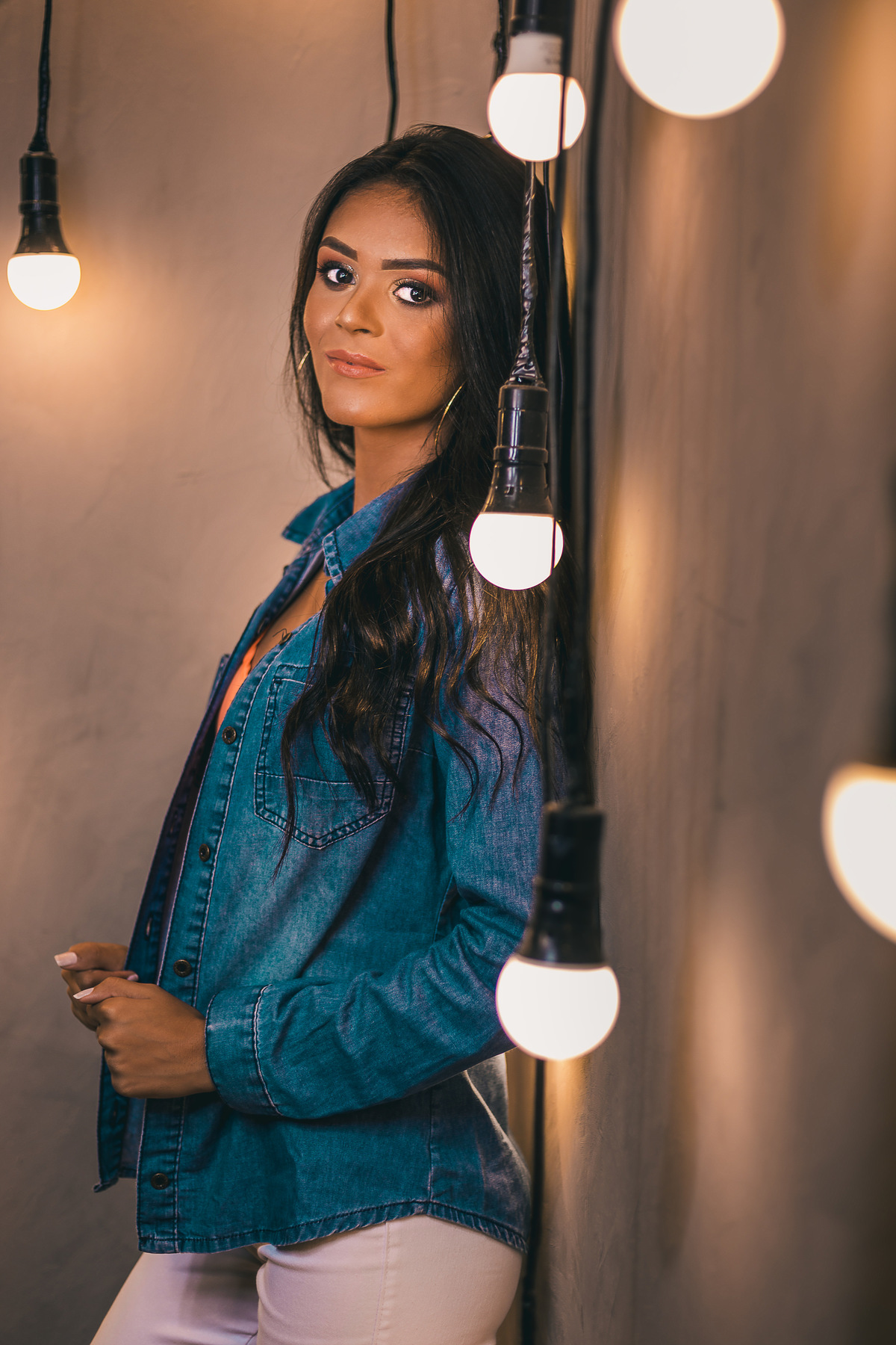 ensaio fotografico book debutante 15 anos no escritorio indoor interno | inspiracao ideias criatividade poses modelo | fotografo em Guaruja Ton Prans Fotografia