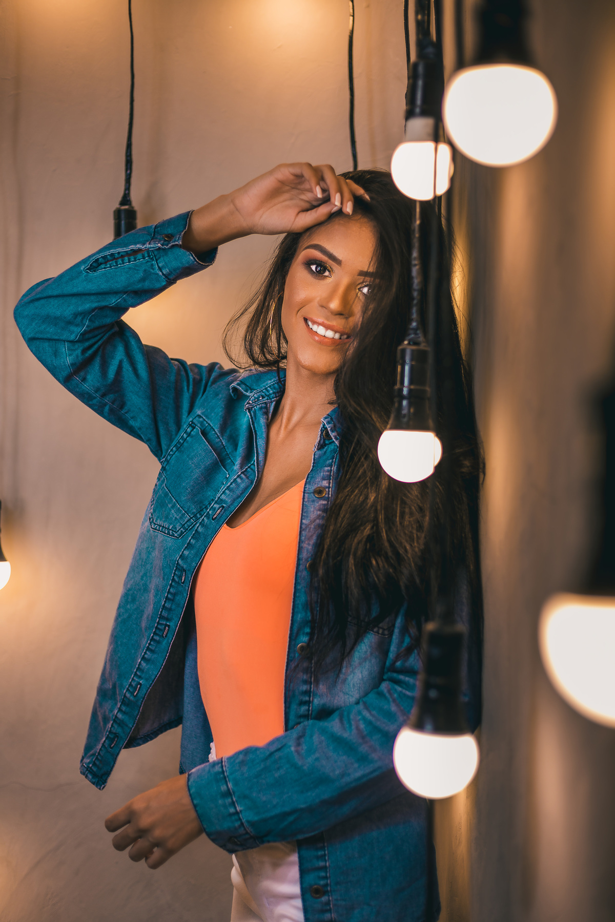 ensaio fotografico book debutante 15 anos no escritorio indoor interno | inspiracao ideias criatividade poses modelo | fotografo em Guaruja Ton Prans Fotografia