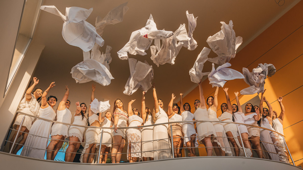 Ton Prans Fotografia | Ensaio Formatura Enfermagem Colégio Marques de Olinda Faculdade Formandos Faculdade Universidade  Universitário Festa Praia Piscina Jaleco Fumaça Sparkles