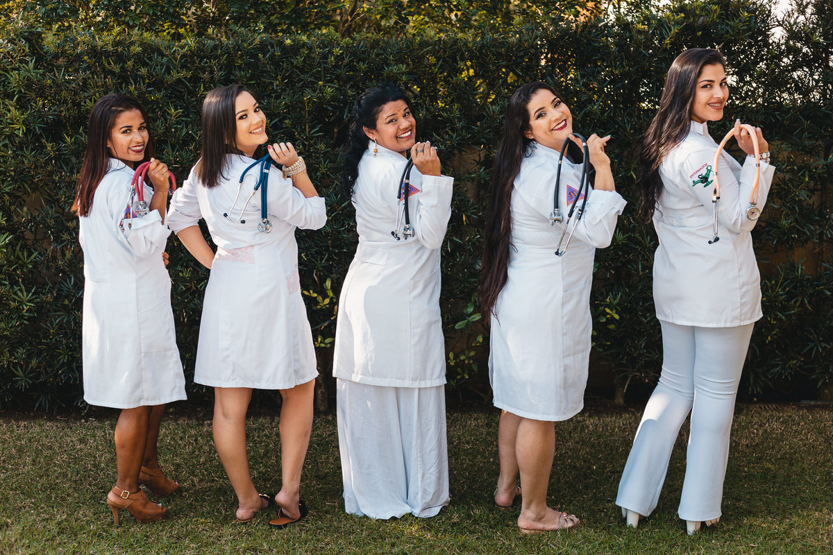 Ton Prans Fotografia | Ensaio Formatura Enfermagem Colégio Marques de Olinda Faculdade Formandos Faculdade Universidade  Universitário Festa Praia Piscina Jaleco Fumaça Sparkles