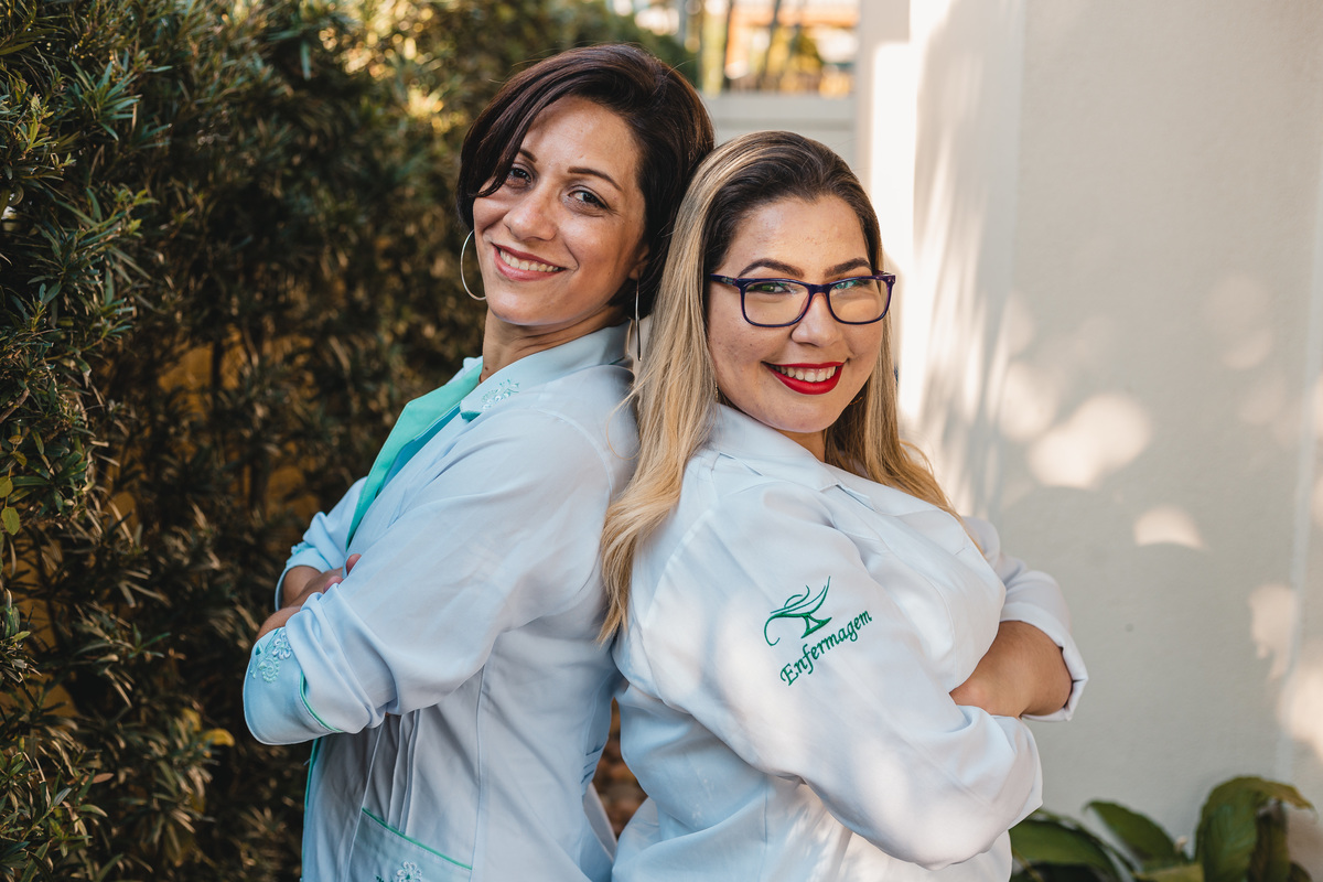 Ton Prans Fotografia | Ensaio Formatura Enfermagem Colégio Marques de Olinda Faculdade Formandos Faculdade Universidade  Universitário Festa Praia Piscina Jaleco Fumaça Sparkles