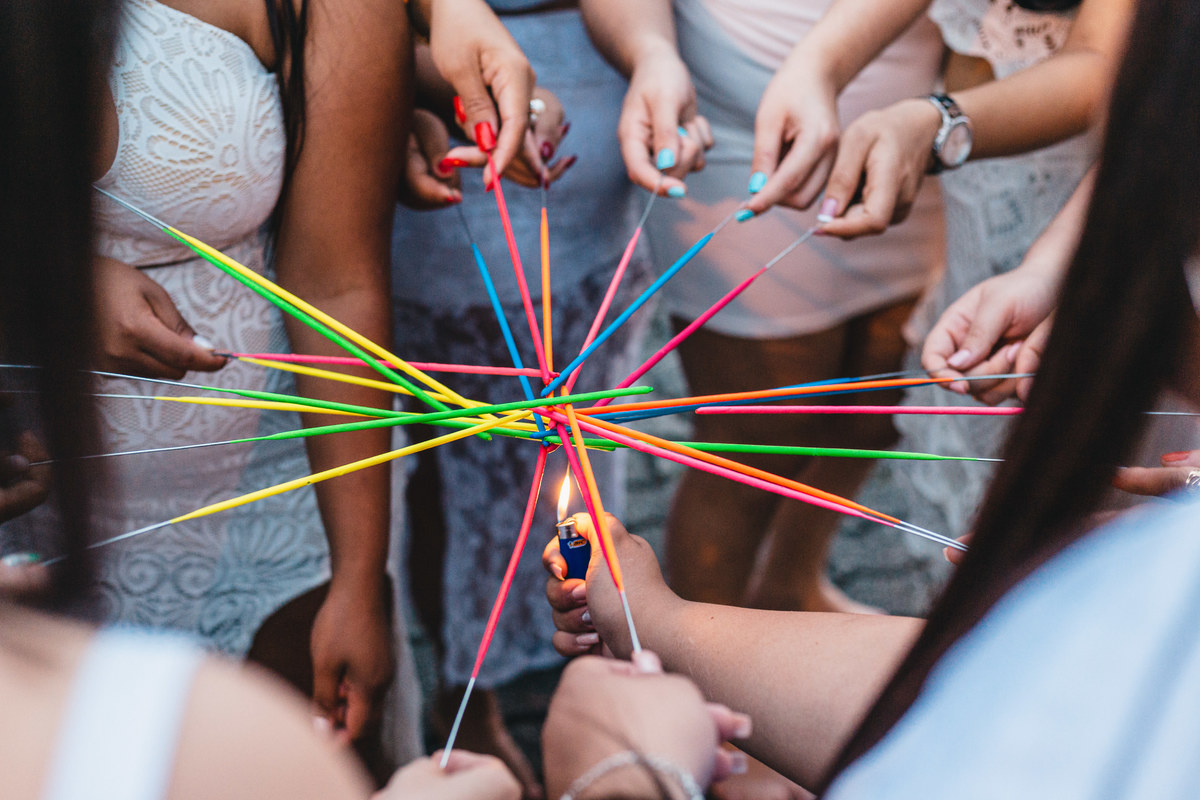 Ton Prans Fotografia | Ensaio Formatura Enfermagem Colégio Marques de Olinda Faculdade Formandos Faculdade Universidade  Universitário Festa Praia Piscina Jaleco Fumaça Sparkles