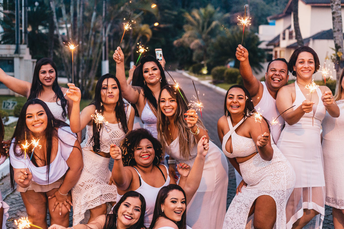 Ton Prans Fotografia | Ensaio Formatura Enfermagem Colégio Marques de Olinda Faculdade Formandos Faculdade Universidade  Universitário Festa Praia Piscina Jaleco Fumaça Sparkles