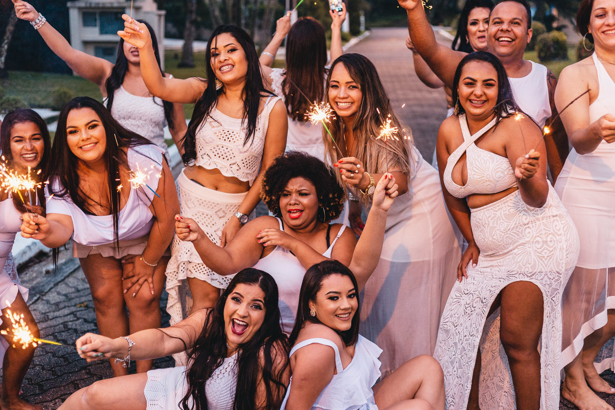 Ton Prans Fotografia | Ensaio Formatura Enfermagem Colégio Marques de Olinda Faculdade Formandos Faculdade Universidade  Universitário Festa Praia Piscina Jaleco Fumaça Sparkles