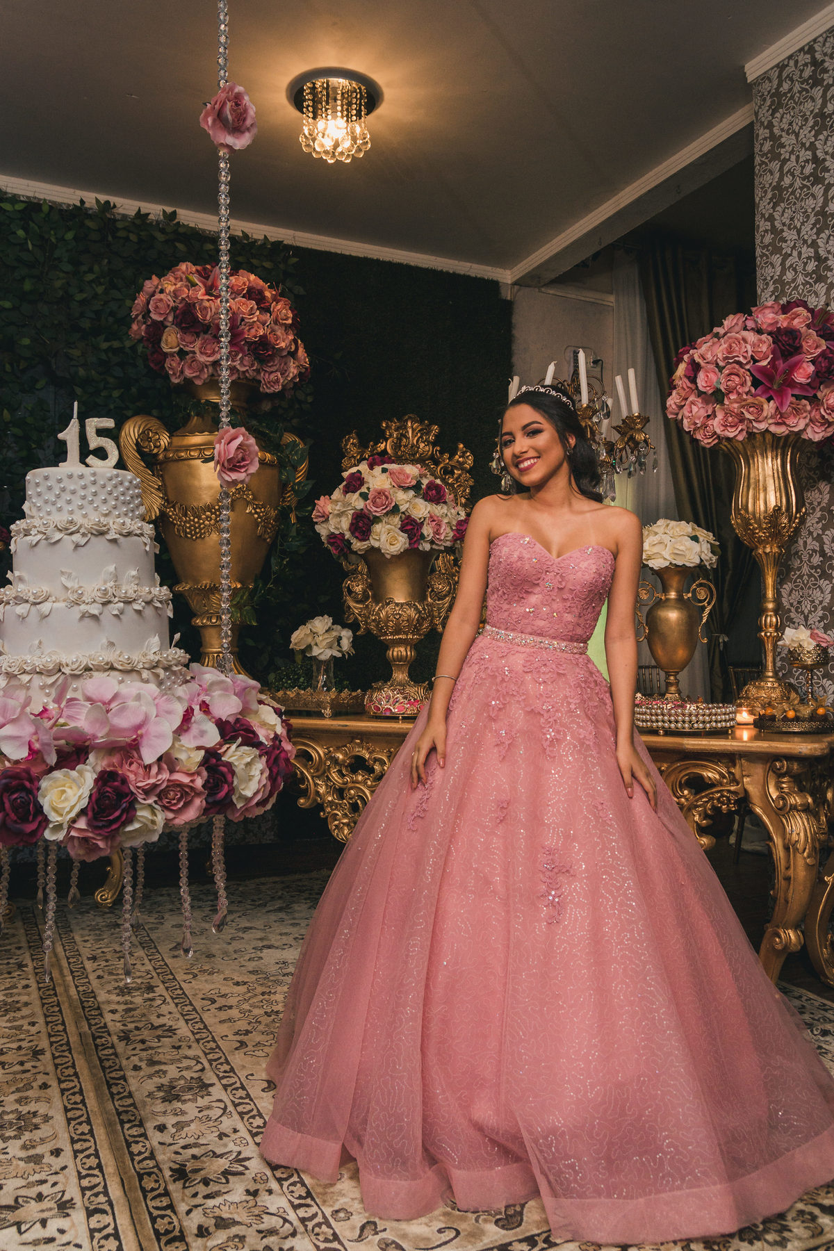 festa aniversario debutante 15 anos no Buffet Disney & Personalitte | sonho de princesa valsa cerimonia vestido inspiracao ideias criatividade decoracao | fotografo em Guaruja Ton Prans Fotografia