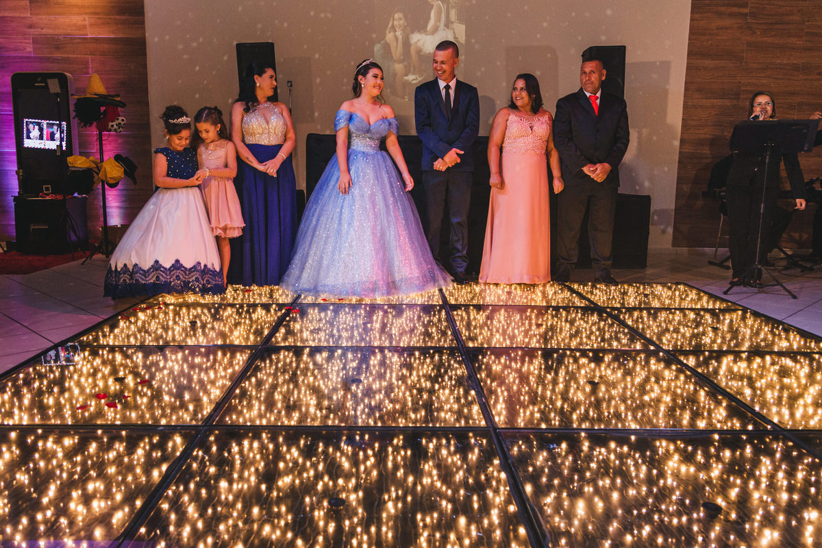 festa aniversario debutante 15 anos Buffet Atelie do Sabor em Guarujá | pista de led sonho de princesa valsa cerimonia vestido inspiracao ideias criatividade decoracao | fotografo em Guaruja Ton Prans Fotografia
