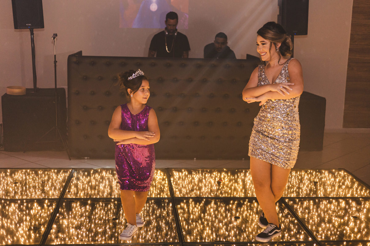festa aniversario debutante 15 anos Buffet Atelie do Sabor em Guarujá | pista de led sonho de princesa valsa cerimonia vestido inspiracao ideias criatividade decoracao | fotografo em Guaruja Ton Prans Fotografia