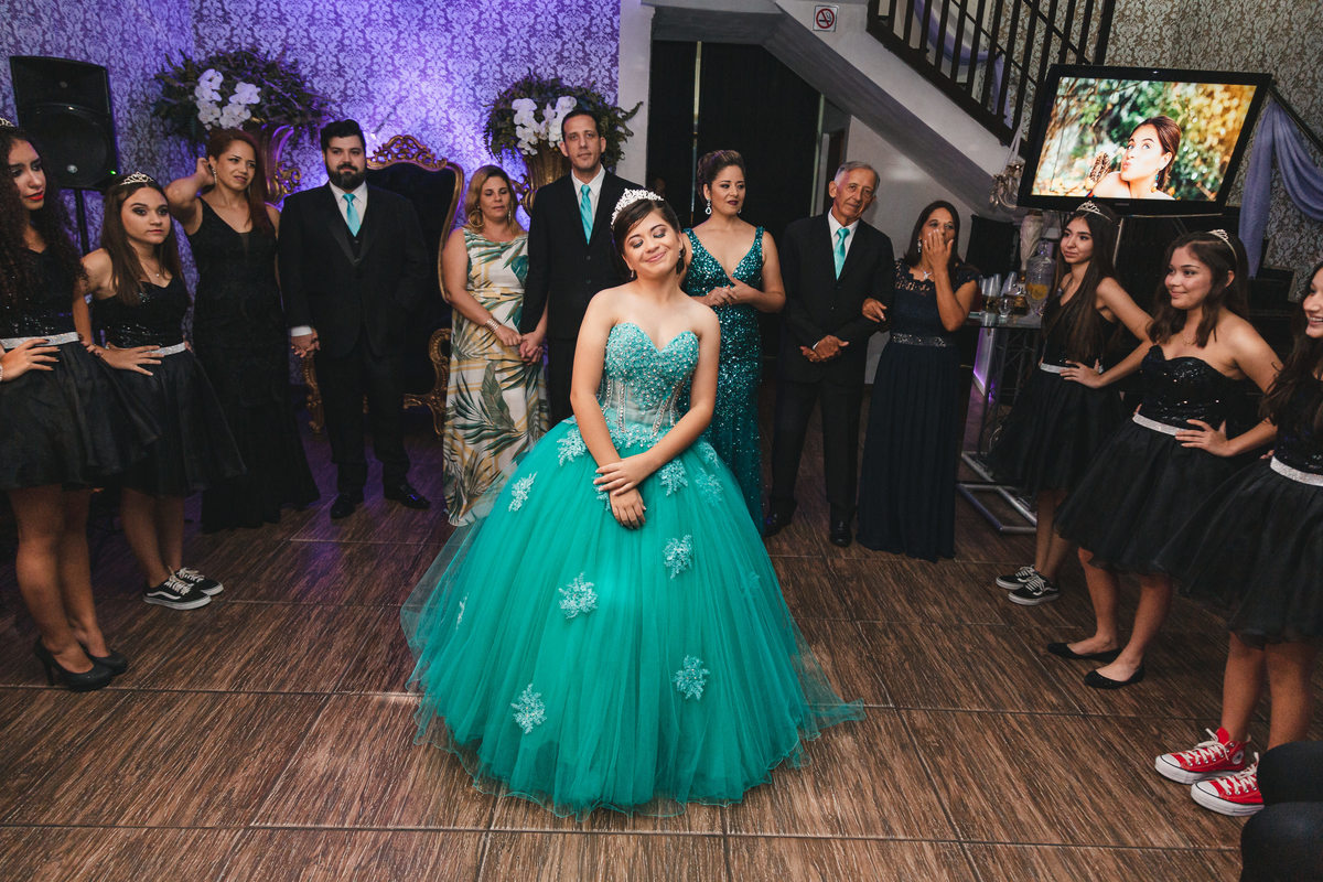 festa aniversario debutante 15 anos no Buffet Disney & Personalitte | sonho de princesa valsa cerimonia vestido inspiracao ideias criatividade decoracao | fotografo em Guaruja Ton Prans Fotografia