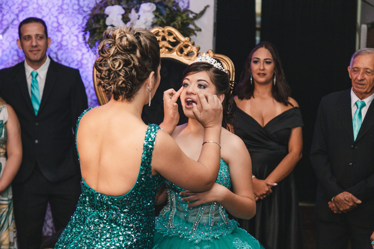 festa aniversario debutante 15 anos no Buffet Disney & Personalitte | sonho de princesa valsa cerimonia vestido inspiracao ideias criatividade decoracao | fotografo em Guaruja Ton Prans Fotografia