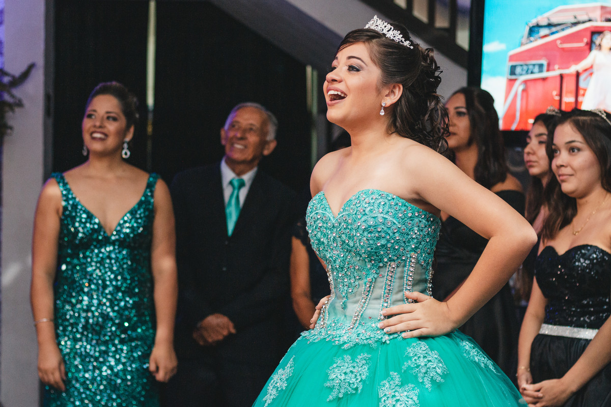 festa aniversario debutante 15 anos no Buffet Disney & Personalitte | sonho de princesa valsa cerimonia vestido inspiracao ideias criatividade decoracao | fotografo em Guaruja Ton Prans Fotografia