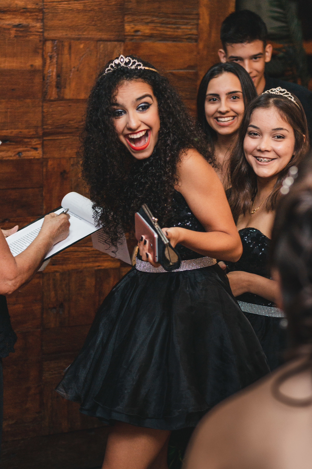 festa aniversario debutante 15 anos no Buffet Disney & Personalitte | sonho de princesa valsa cerimonia vestido inspiracao ideias criatividade decoracao | fotografo em Guaruja Ton Prans Fotografia