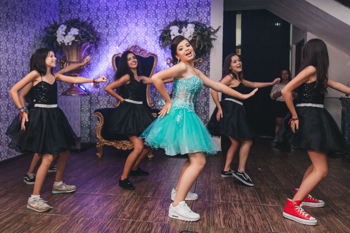 festa aniversario debutante 15 anos no Buffet Disney & Personalitte | sonho de princesa valsa cerimonia vestido inspiracao ideias criatividade decoracao | fotografo em Guaruja Ton Prans Fotografia