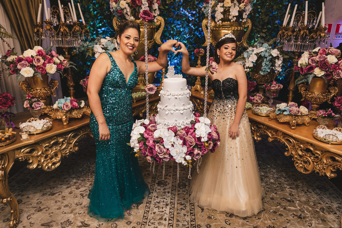 festa aniversario debutante 15 anos no Buffet Disney & Personalitte | sonho de princesa valsa cerimonia vestido inspiracao ideias criatividade decoracao | fotografo em Guaruja Ton Prans Fotografia