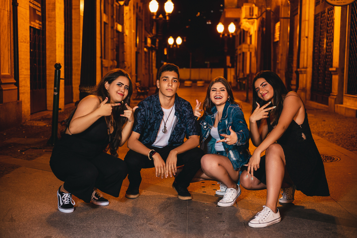 Ton Prans Fotografia | Ensaio debutante 15 anos da Ana Maria em Guarujá e Santos | sol natureza praia sorriso princesa modelo tumblr aniversário santos centro luzinhas fio de led fumaça amigos noite