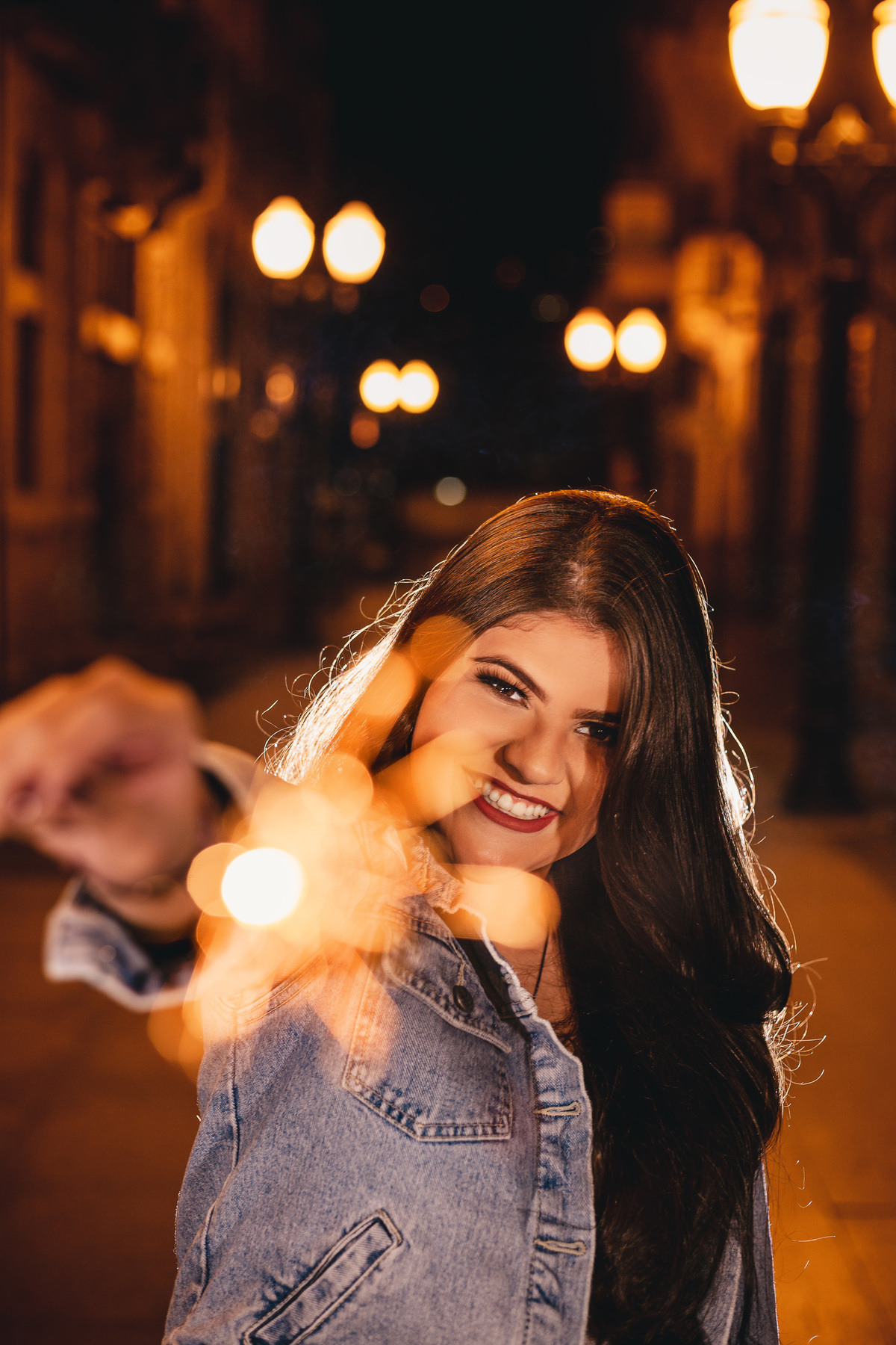 Ton Prans Fotografia | Ensaio debutante 15 anos da Ana Maria em Guarujá e Santos | sol natureza praia sorriso princesa modelo tumblr aniversário santos centro luzinhas fio de led fumaça amigos noite