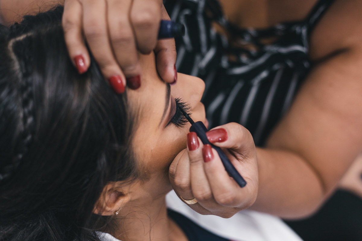 Ton Prans Fotografia | Making Of  debutante 15 anos da Maria Eduarda no Guarujá no Ateliê Alexandra Bombonato | Festa Aniversario Maquiagem Makeup Make