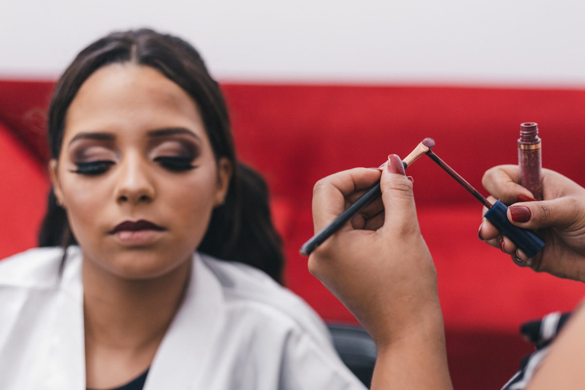 Ton Prans Fotografia | Making Of  debutante 15 anos da Maria Eduarda no Guarujá no Ateliê Alexandra Bombonato | Festa Aniversario Maquiagem Makeup Make