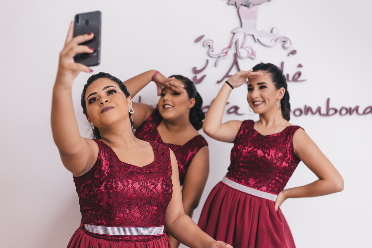 Ton Prans Fotografia | Making Of  debutante 15 anos da Maria Eduarda no Guarujá no Ateliê Alexandra Bombonato | Festa Aniversario Maquiagem Makeup Make