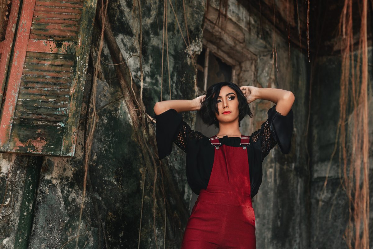 ensaio fotografico book debutante 15 anos em uma Casa Abandonada | inspiracao ideias criatividade poses modelo | fotografo em Guaruja Ton Prans Fotografia