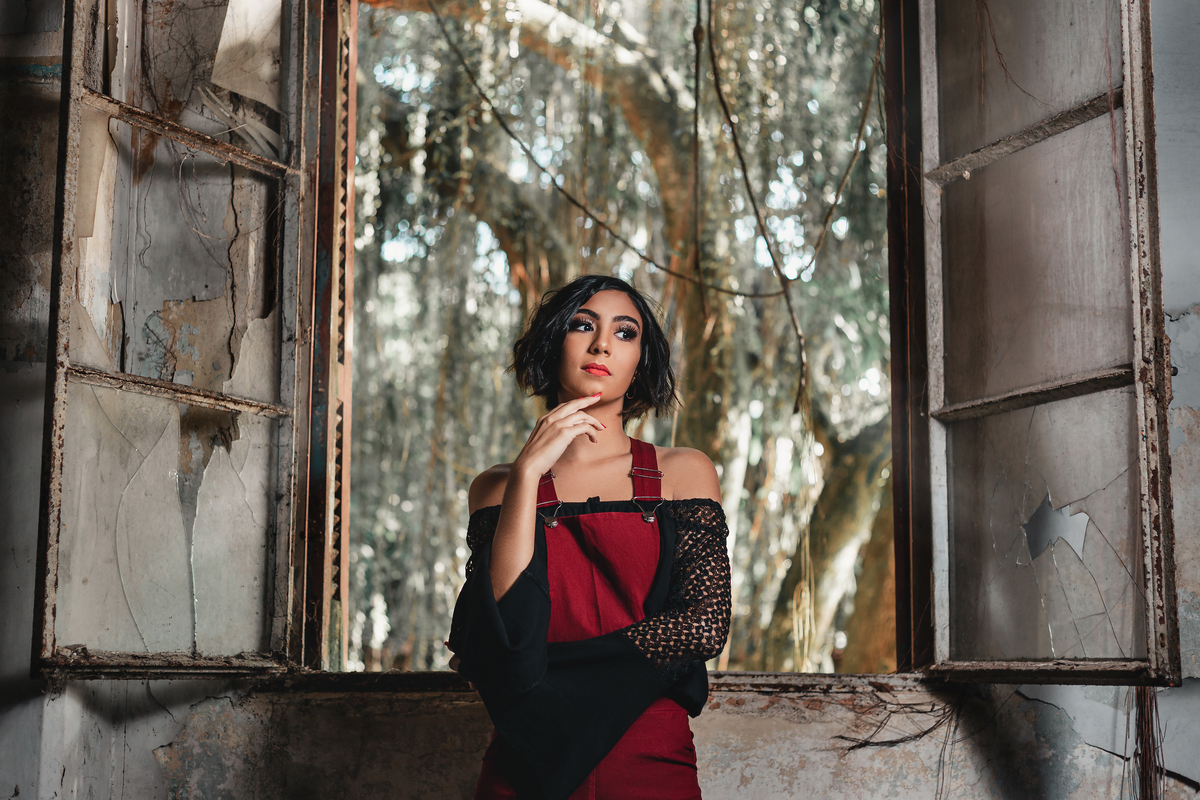 ensaio fotografico book debutante 15 anos em uma Casa Abandonada | inspiracao ideias criatividade poses modelo | fotografo em Guaruja Ton Prans Fotografia