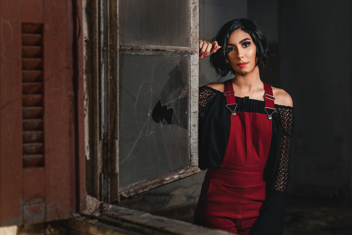 ensaio fotografico book debutante 15 anos em uma Casa Abandonada | inspiracao ideias criatividade poses modelo | fotografo em Guaruja Ton Prans Fotografia