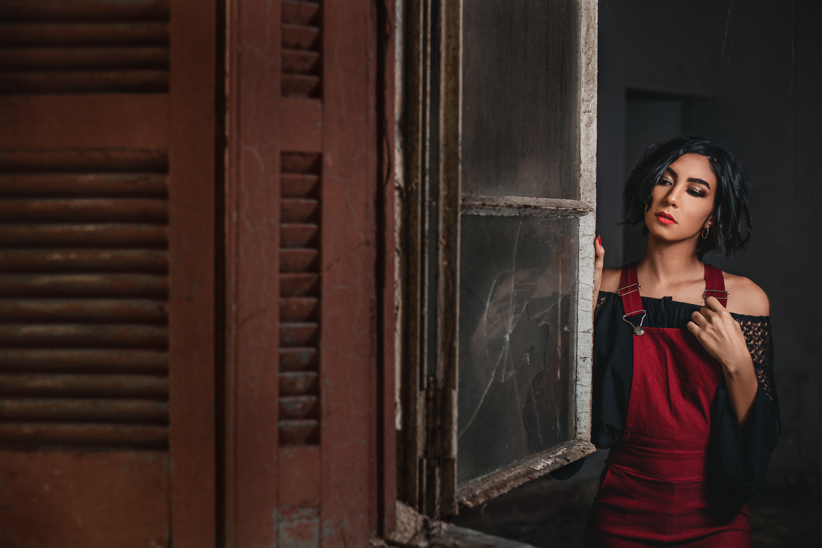 ensaio fotografico book debutante 15 anos em uma Casa Abandonada | inspiracao ideias criatividade poses modelo | fotografo em Guaruja Ton Prans Fotografia