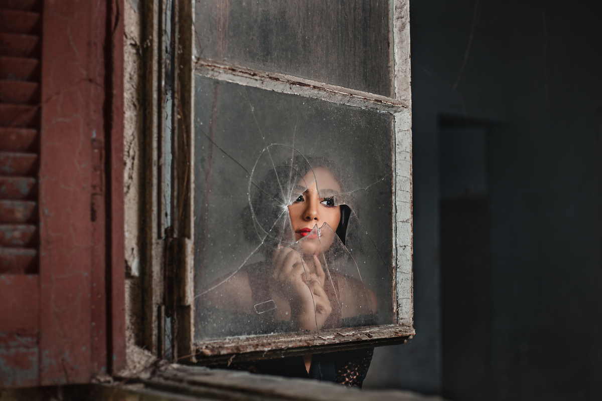 ensaio fotografico book debutante 15 anos em uma Casa Abandonada | inspiracao ideias criatividade poses modelo | fotografo em Guaruja Ton Prans Fotografia