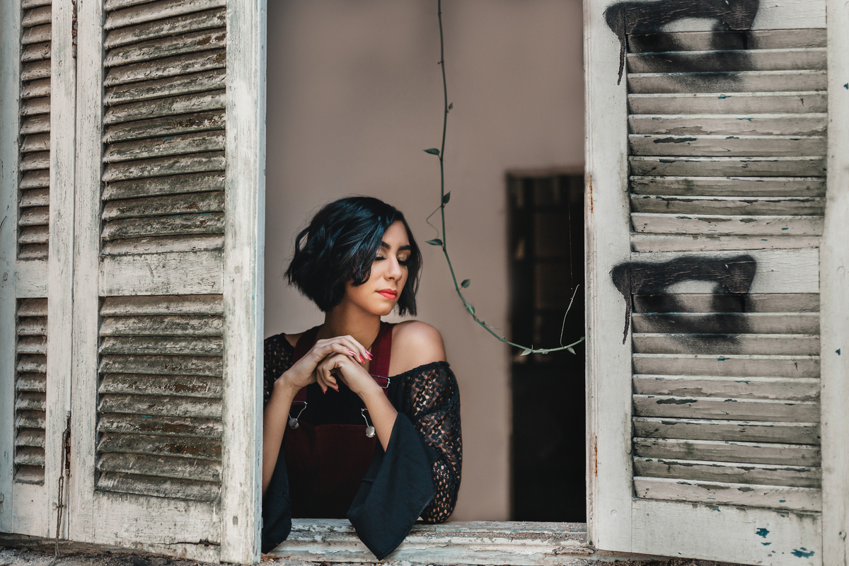 ensaio fotografico book debutante 15 anos em uma Casa Abandonada | inspiracao ideias criatividade poses modelo | fotografo em Guaruja Ton Prans Fotografia