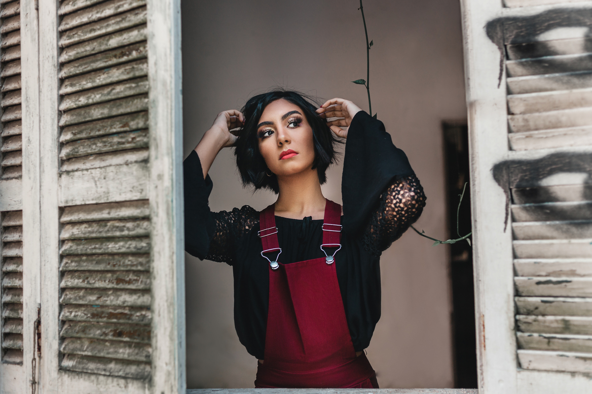 ensaio fotografico book debutante 15 anos em uma Casa Abandonada | inspiracao ideias criatividade poses modelo | fotografo em Guaruja Ton Prans Fotografia