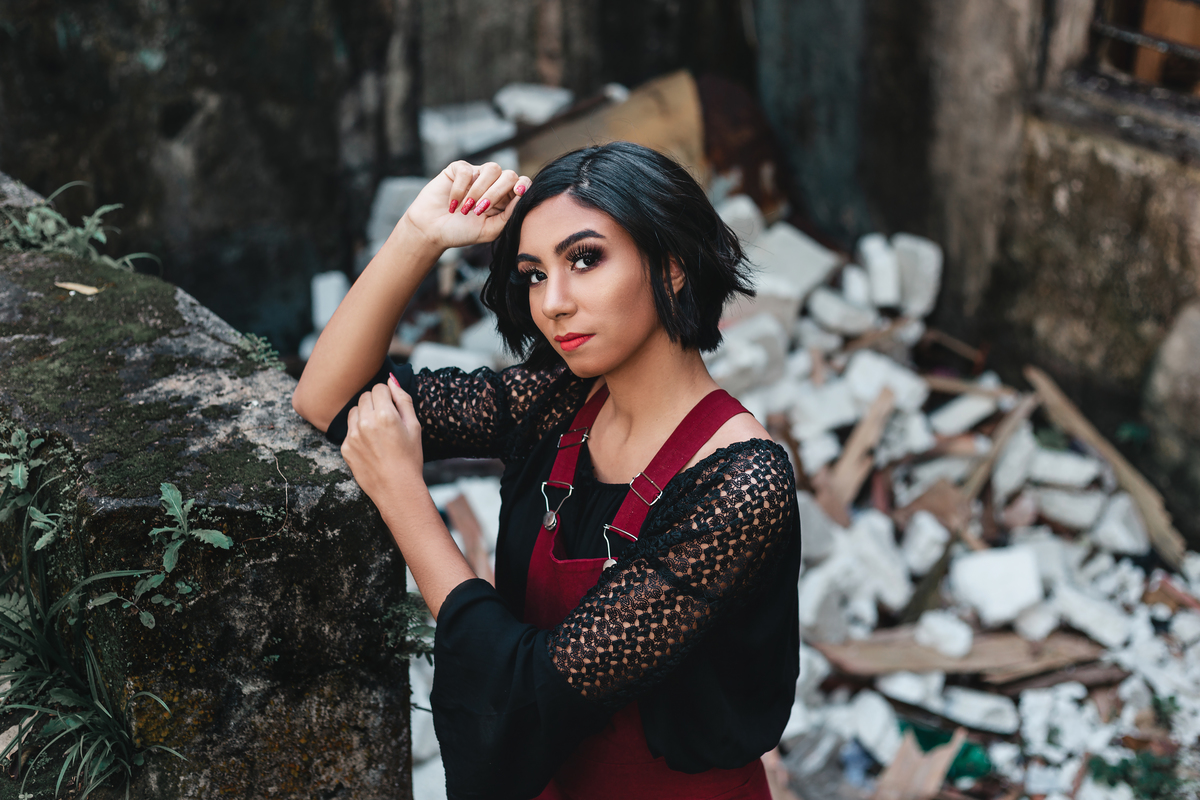 ensaio fotografico book debutante 15 anos em uma Casa Abandonada | inspiracao ideias criatividade poses modelo | fotografo em Guaruja Ton Prans Fotografia