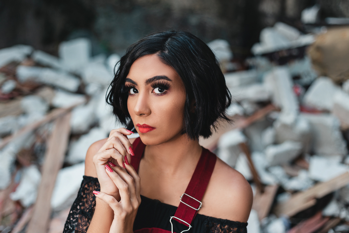 ensaio fotografico book debutante 15 anos em uma Casa Abandonada | inspiracao ideias criatividade poses modelo | fotografo em Guaruja Ton Prans Fotografia