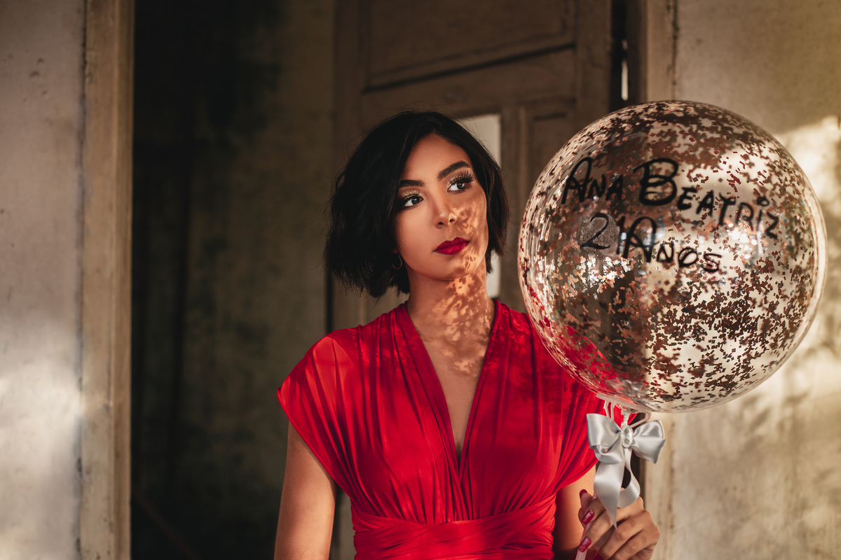 ensaio fotografico book debutante 15 anos em uma Casa Abandonada | inspiracao ideias criatividade poses modelo | fotografo em Guaruja Ton Prans Fotografia