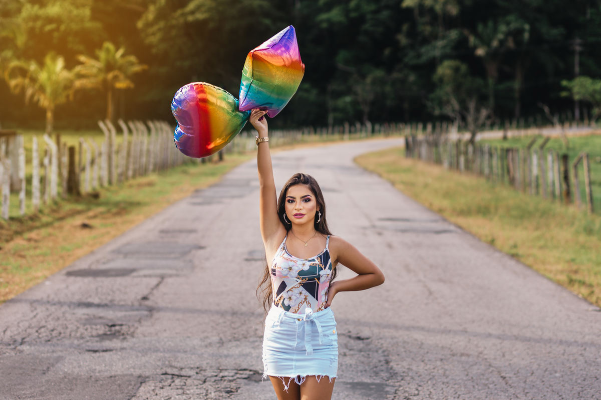 ensaio fotografico book debutante 15 anos na fortaleza barra e estrada | inspiracao ideias criatividade poses modelo baloes balao | fotografo em Guaruja Ton Prans Fotografia