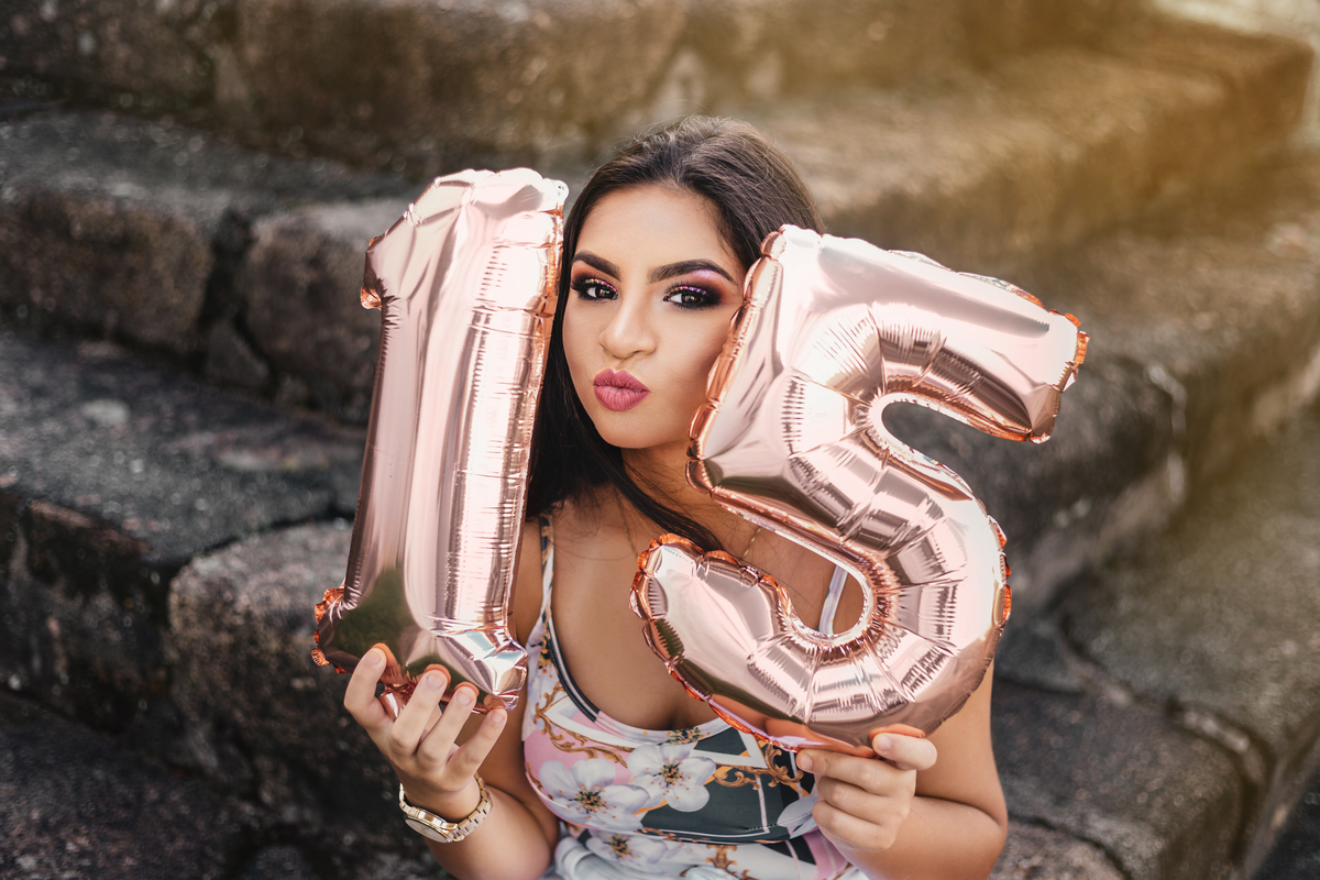 ensaio fotografico book debutante 15 anos na fortaleza barra e estrada | inspiracao ideias criatividade poses modelo baloes balao | fotografo em Guaruja Ton Prans Fotografia