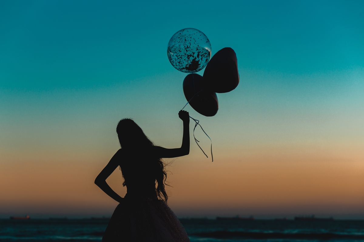 ensaio fotografico book debutante 15 anos Guaiuba no Guaruja | inspiracao ideias criatividade poses modelo balao baloes | fotografo em Guaruja Ton Prans Fotografia