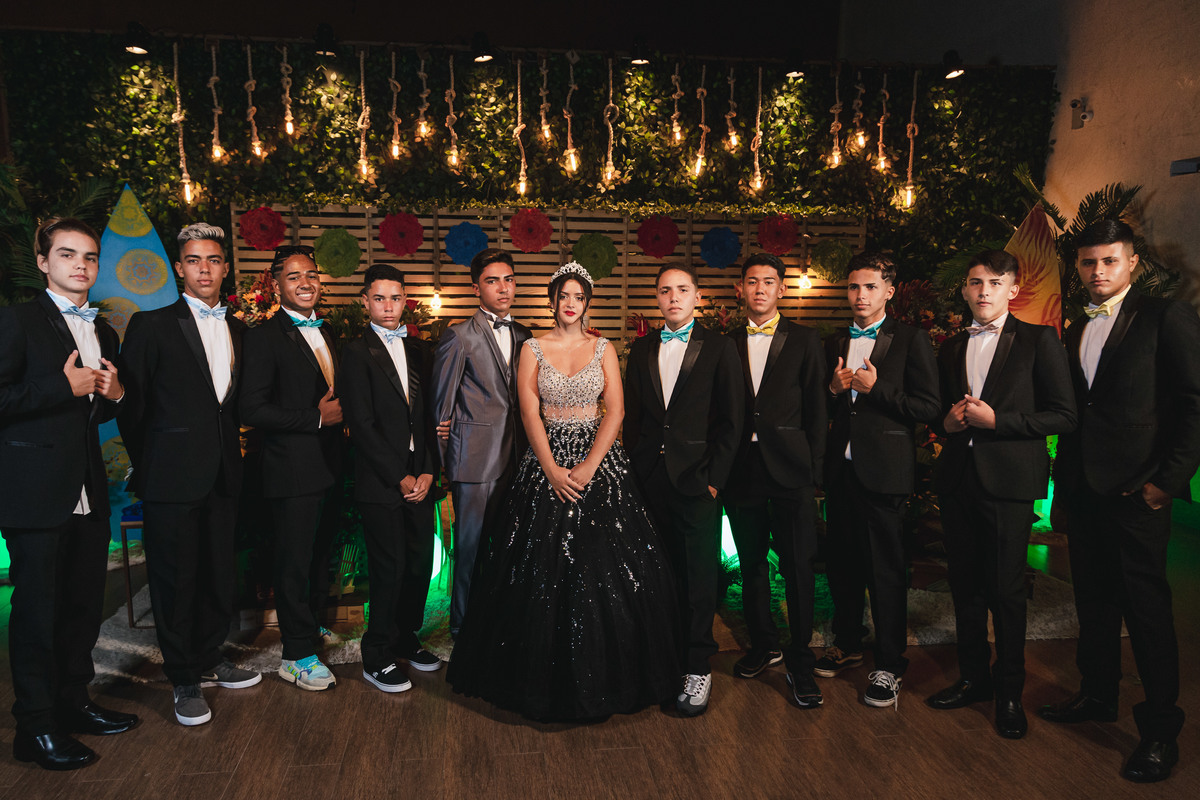 festa aniversario debutante 15 anos no Espaço Atmosphera | sonho de princesa valsa cerimonia vestido inspiracao ideias criatividade decoracao surf havai | fotografo em Guaruja Ton Prans Fotografia
